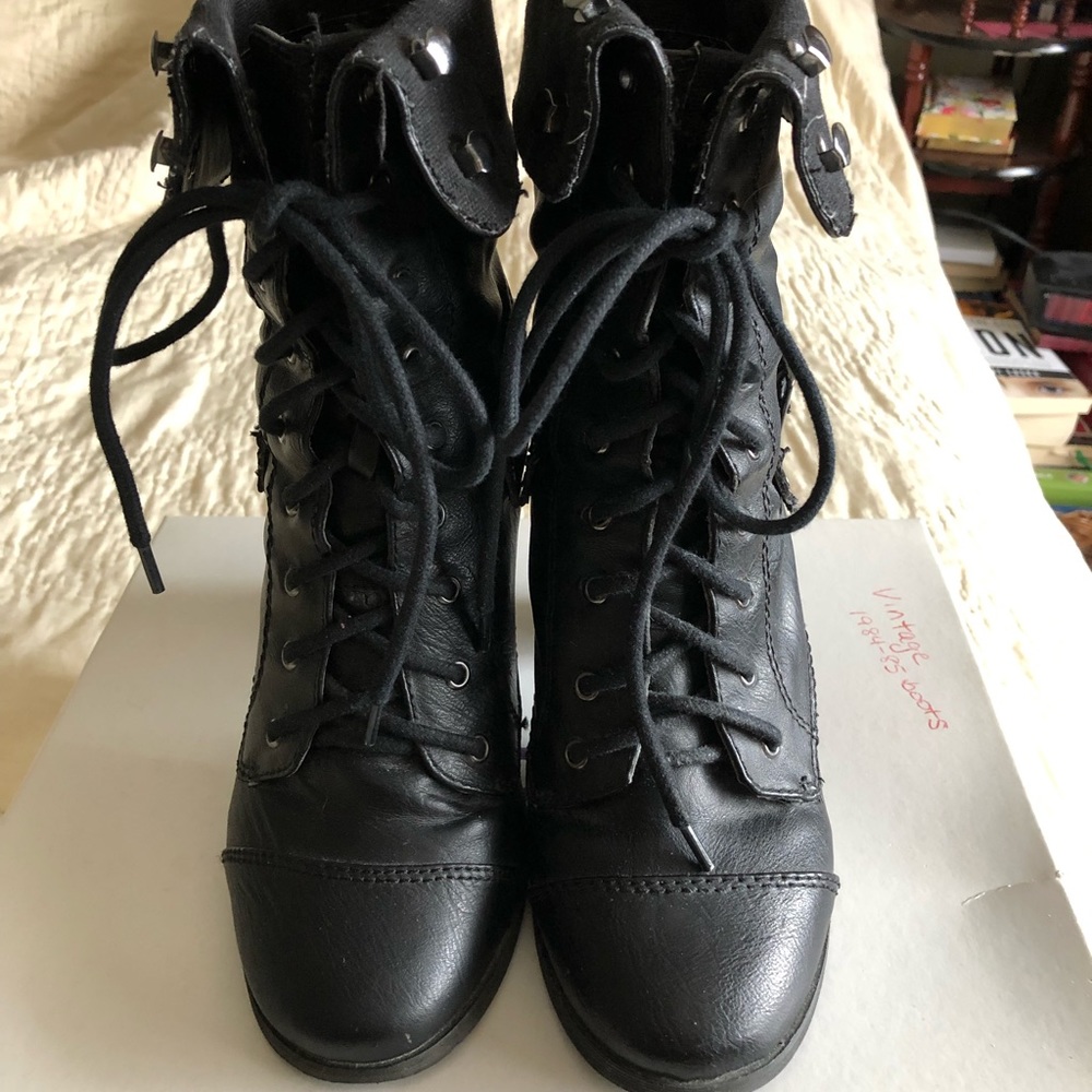 Black lace up boots size 9. Bakers Tempo style#140.